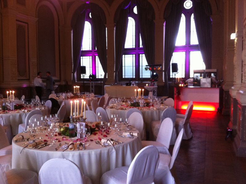 Festlich eingedeckte Hochzeitstafel mit Kerzen vor den Bogenfenstern des Ordenssaals Bonn