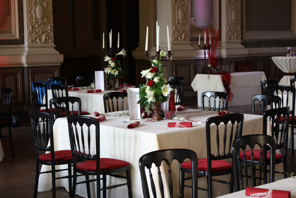 Elegant gedeckte Hochzeitstafel mit Kerzenleuchtern und Blumenschmuck im Ordenssaal Bonn