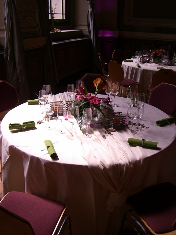Romantisch gedeckte runde Hochzeitstafel im Kerzenlicht des Ordenssaals Bonn